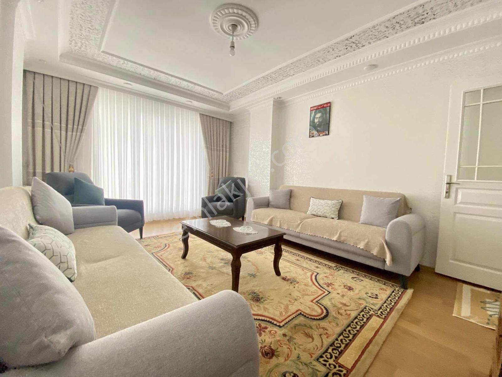 Cadde Üzerinde Çift Balkonlu Satılık 2+1 Geniş Arakat Daire — fotoğraf 2