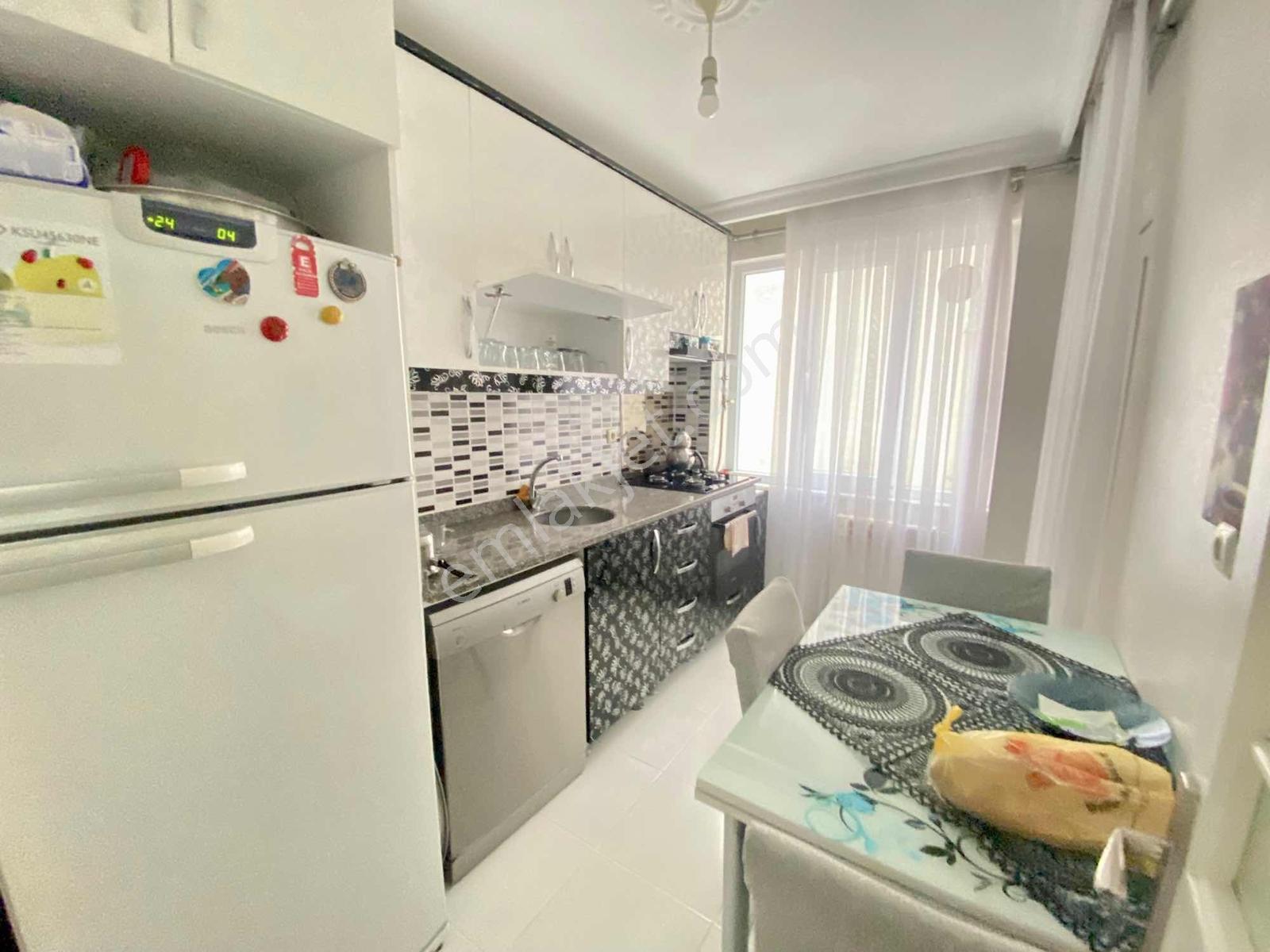 Cadde Üzerinde Çift Balkonlu Satılık 2+1 Geniş Arakat Daire — fotoğraf 11