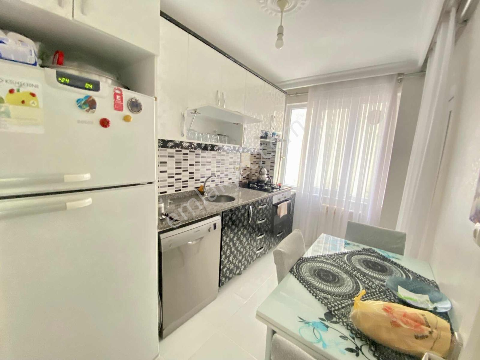 Cadde Üzerinde Çift Balkonlu Satılık 2+1 Geniş Arakat Daire — fotoğraf 12