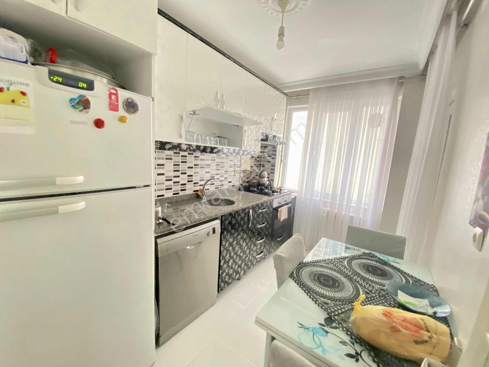 Cadde Üzerinde Çift Balkonlu Satılık 2+1 Geniş Arakat Daire — fotoğraf 13