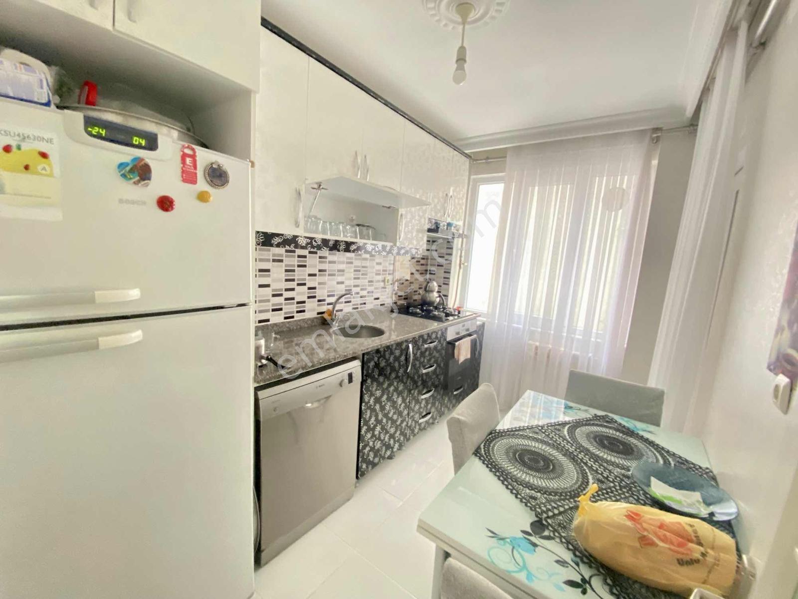 Cadde Üzerinde Çift Balkonlu Satılık 2+1 Geniş Arakat Daire — fotoğraf 14