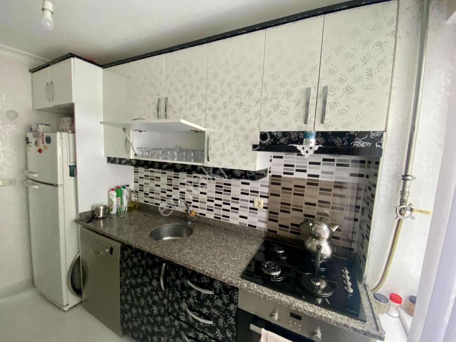 Cadde Üzerinde Çift Balkonlu Satılık 2+1 Geniş Arakat Daire — fotoğraf 15