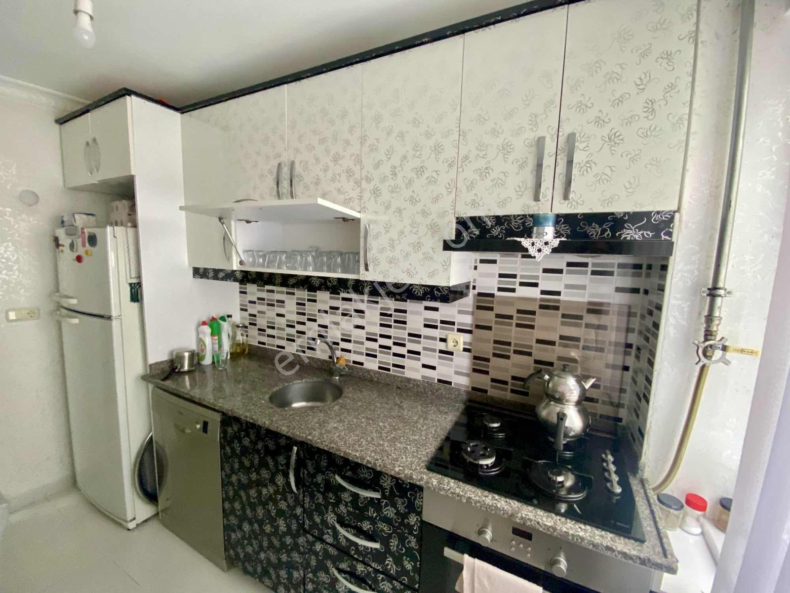 Cadde Üzerinde Çift Balkonlu Satılık 2+1 Geniş Arakat Daire — fotoğraf 16