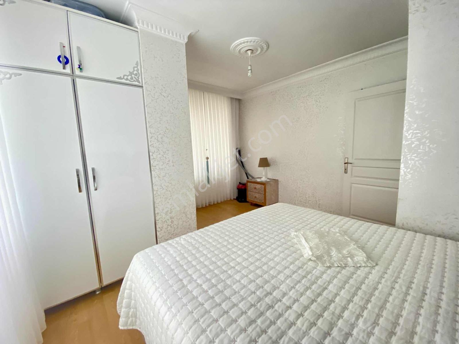 Cadde Üzerinde Çift Balkonlu Satılık 2+1 Geniş Arakat Daire — fotoğraf 20