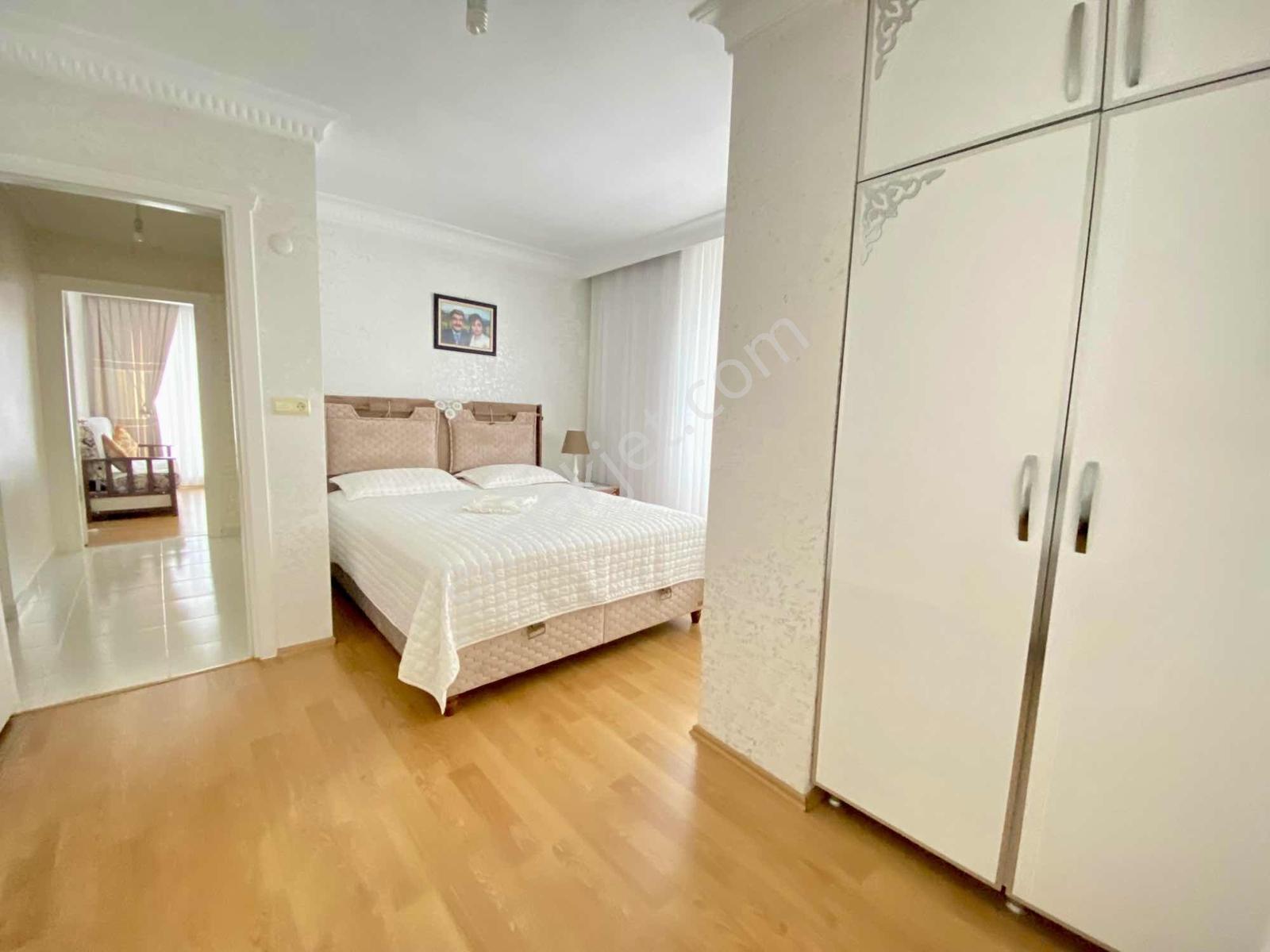 Cadde Üzerinde Çift Balkonlu Satılık 2+1 Geniş Arakat Daire — fotoğraf 25