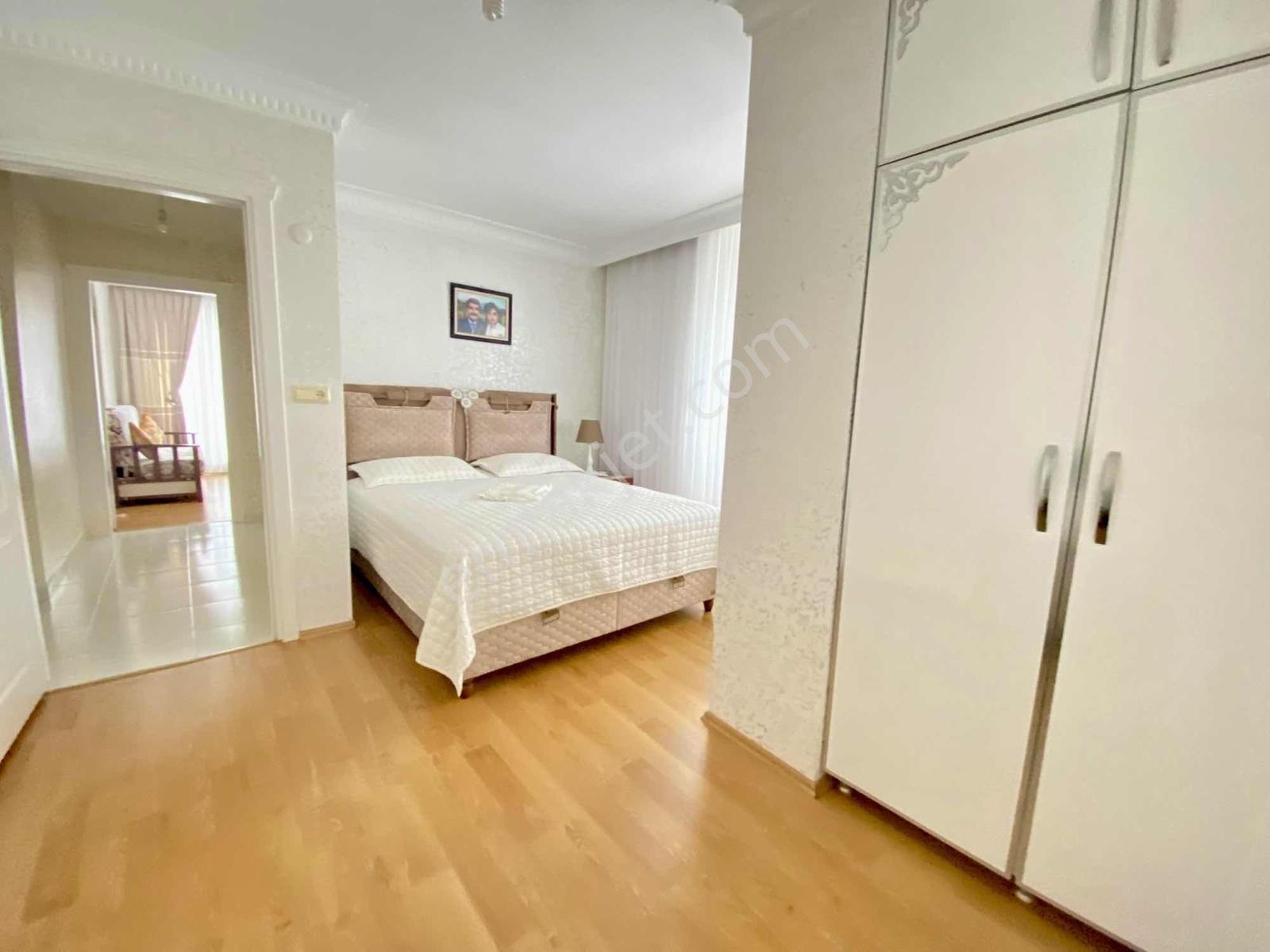 Cadde Üzerinde Çift Balkonlu Satılık 2+1 Geniş Arakat Daire — fotoğraf 26