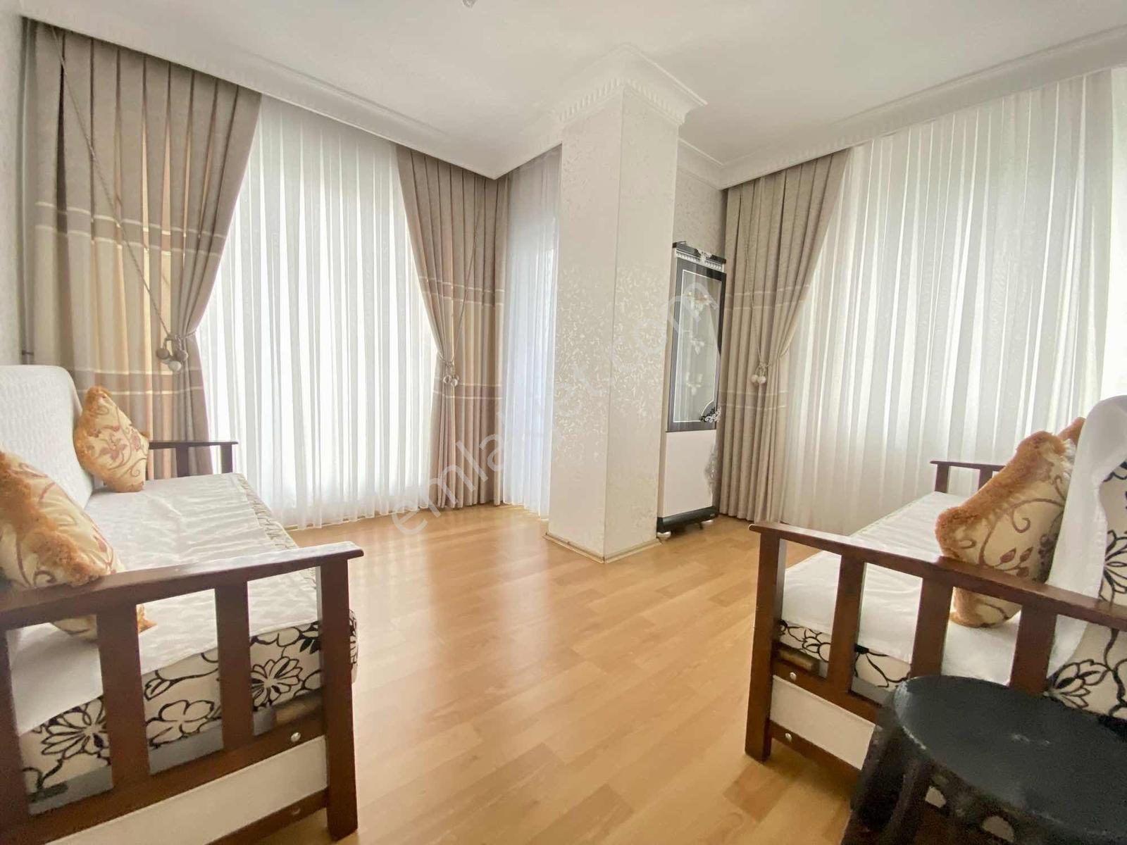 Cadde Üzerinde Çift Balkonlu Satılık 2+1 Geniş Arakat Daire — fotoğraf 32