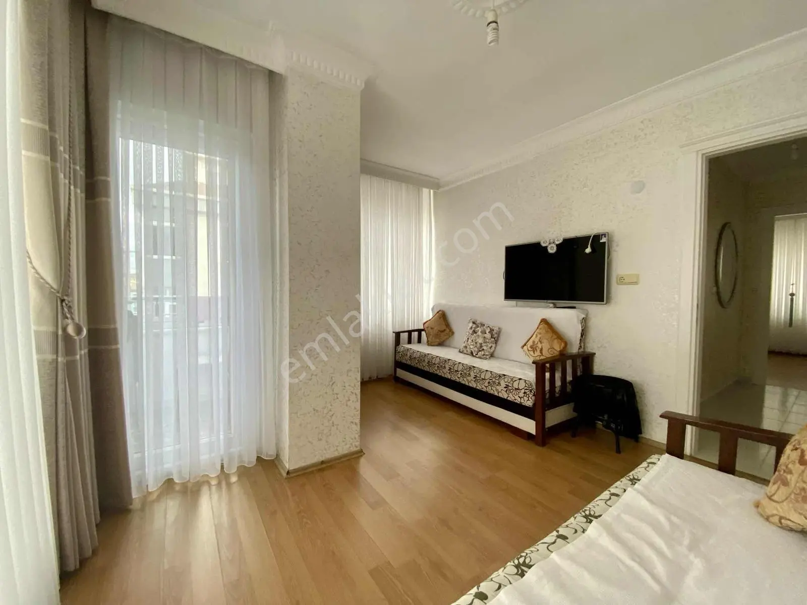 Cadde Üzerinde Çift Balkonlu Satılık 2+1 Geniş Arakat Daire — fotoğraf 33