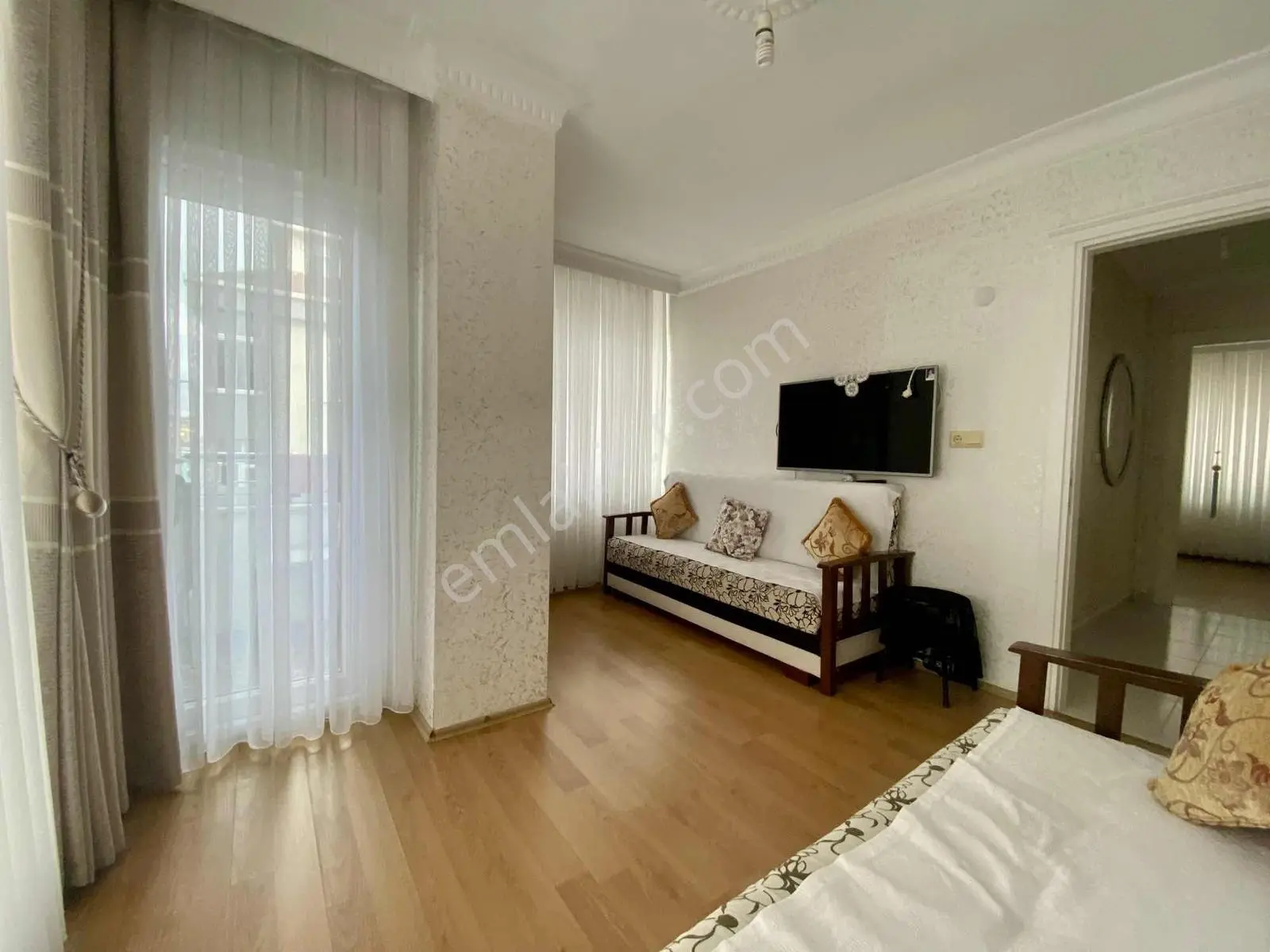 Cadde Üzerinde Çift Balkonlu Satılık 2+1 Geniş Arakat Daire — fotoğraf 35
