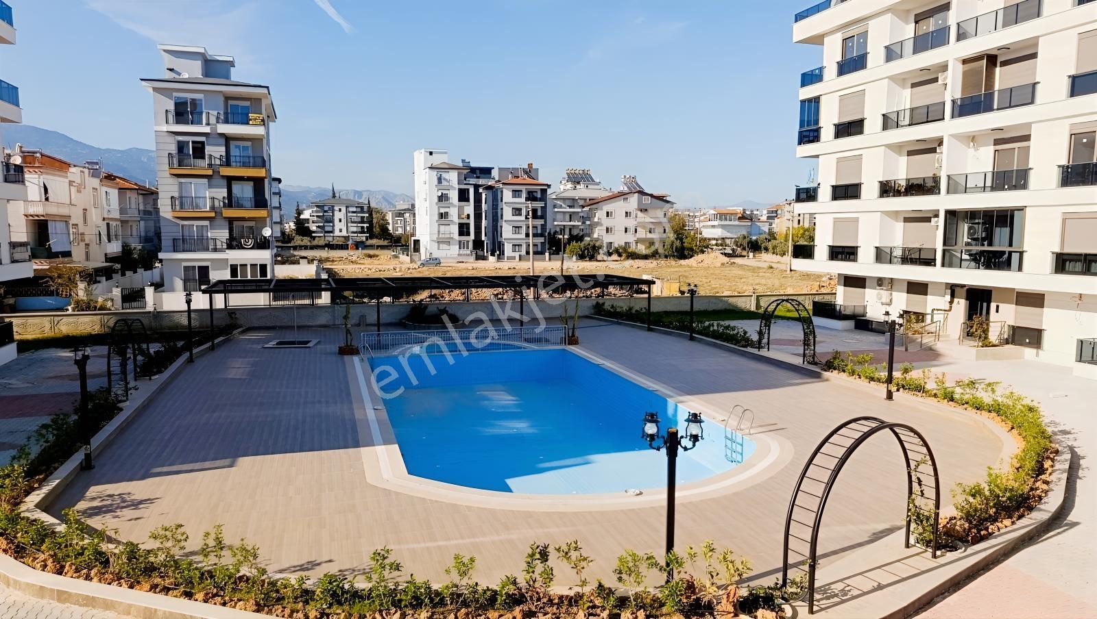 Döşemealtı Yığmalarda 2+1 Havuzlu Sitede — fotoğraf 10