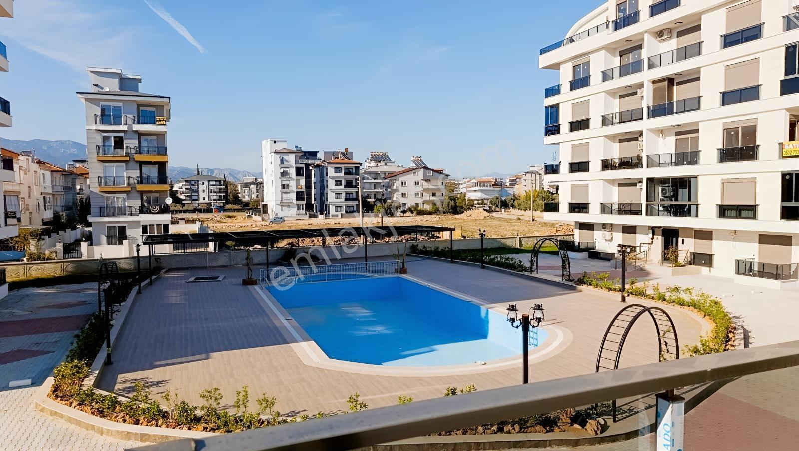 Döşemealtı Yığmalarda 2+1 Havuzlu Sitede — fotoğraf 11