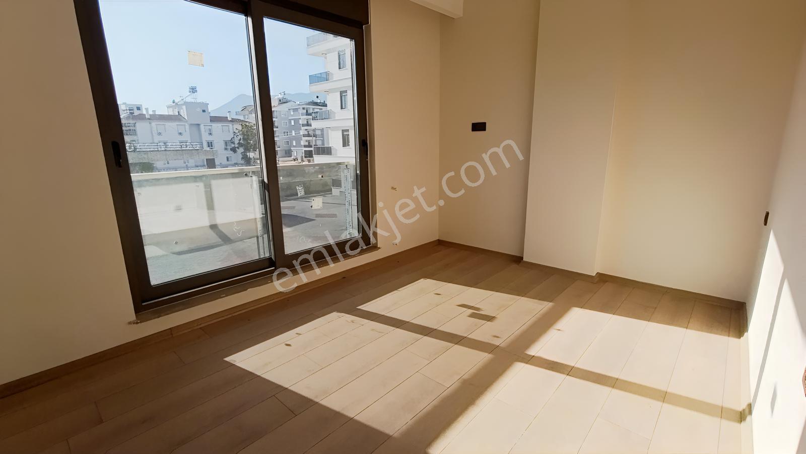 Döşemealtı Yığmalarda 2+1 Havuzlu Sitede — fotoğraf 16