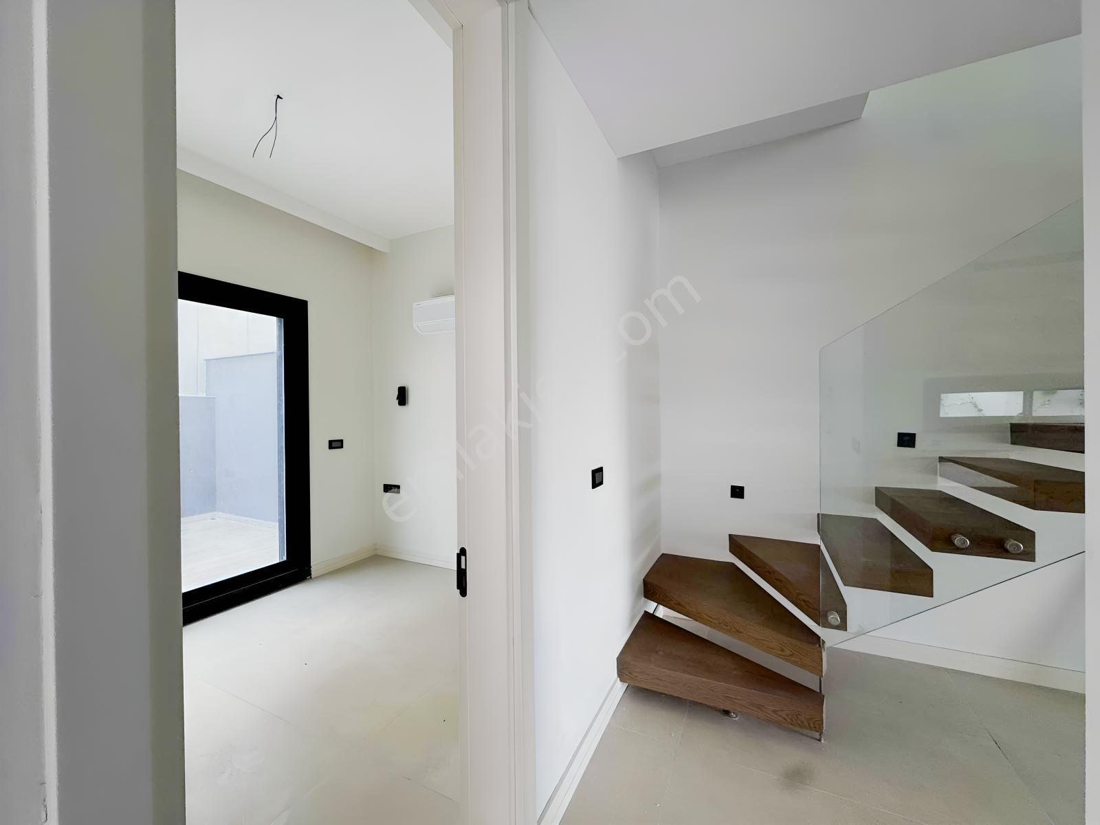 Yiğit Gayrimenkul'den Çiftlikköy'de Deniz Manzaralı Sıfır Villa — fotoğraf 8