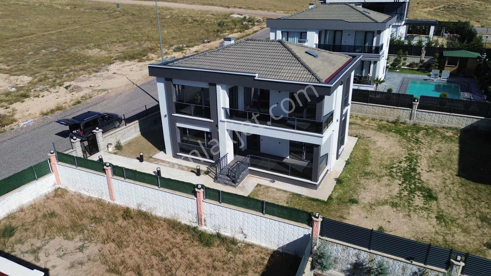 Cumhuriyet Mahallesinde Site İçinde Müstakil Villa