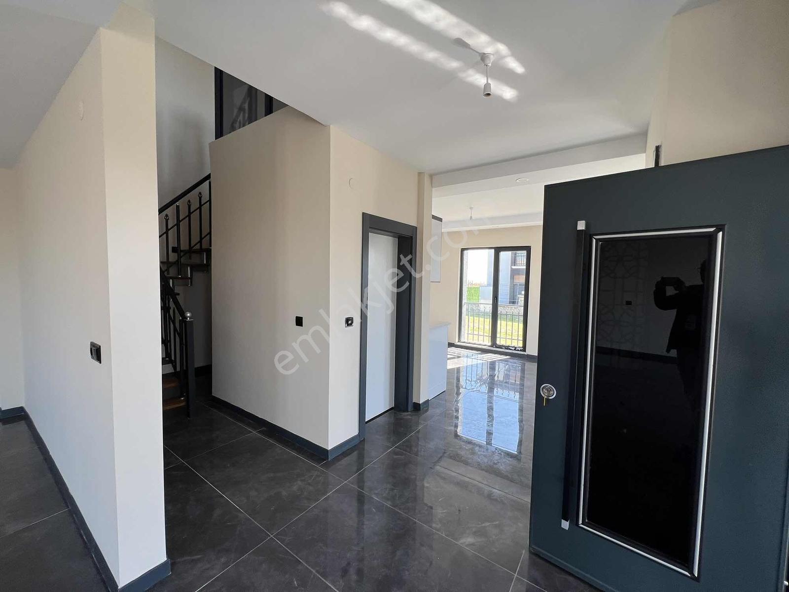 Cumhuriyet Mahallesinde Site İçinde Müstakil Villa — fotoğraf 5
