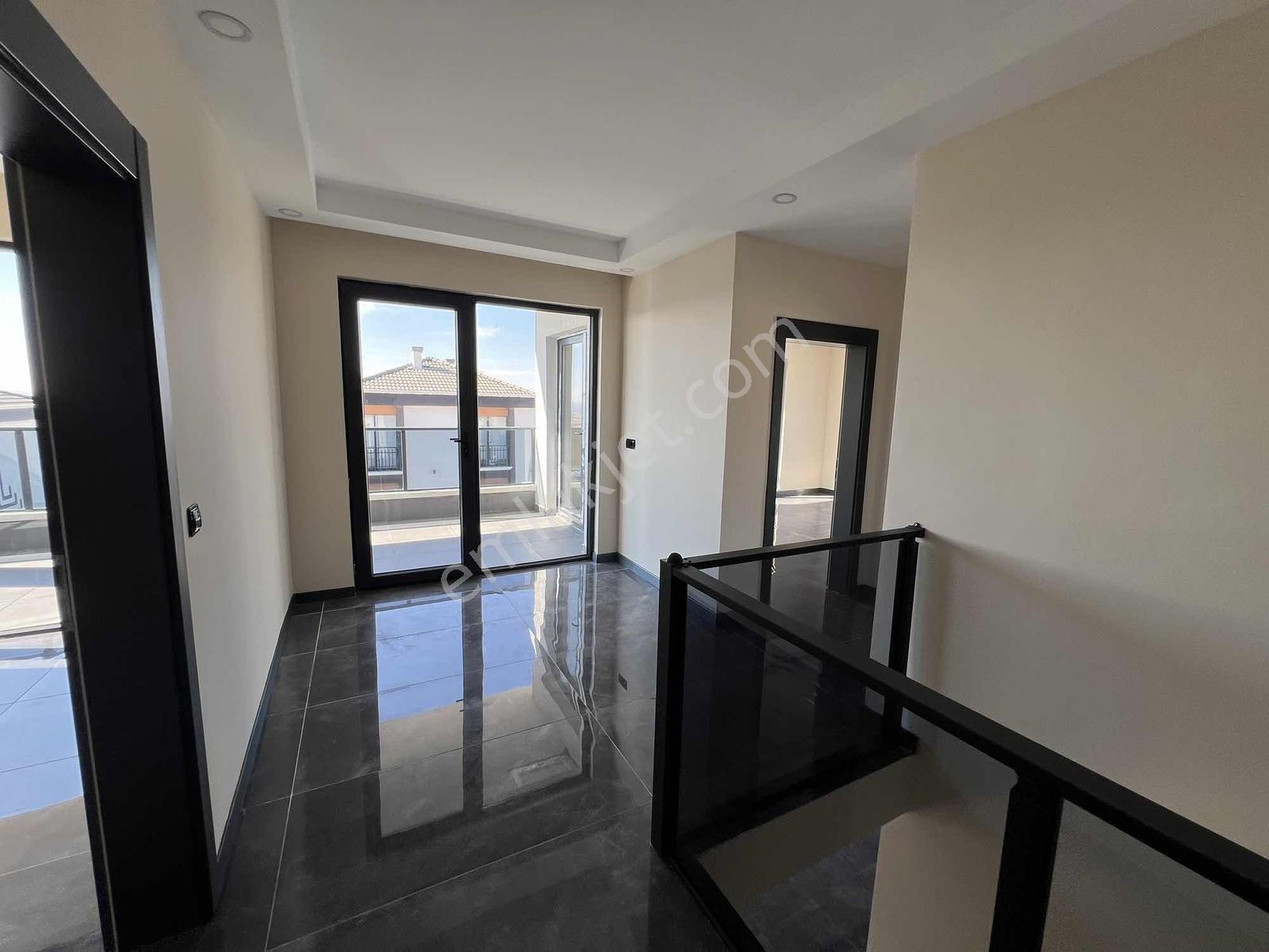 Cumhuriyet Mahallesinde Site İçinde Müstakil Villa — fotoğraf 14