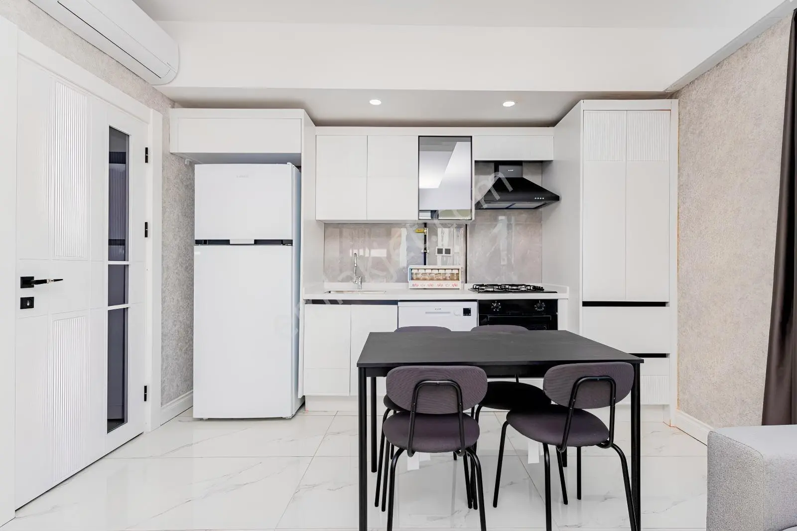 Ful Kredi İmkanı / 65 M2 Geniş Daire / Havuzlu Sitede, — fotoğraf 13