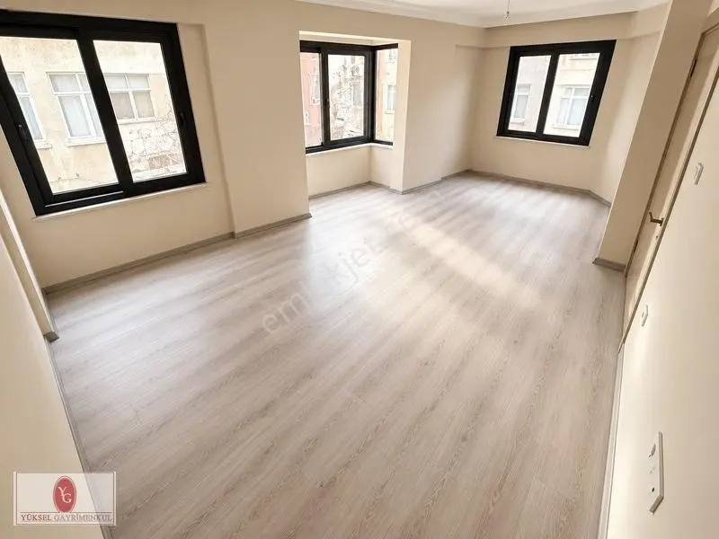 Yüksel'den Edremit Çarşının Merkezinde Geniş Balkonlu 2+1 Daire — fotoğraf 6