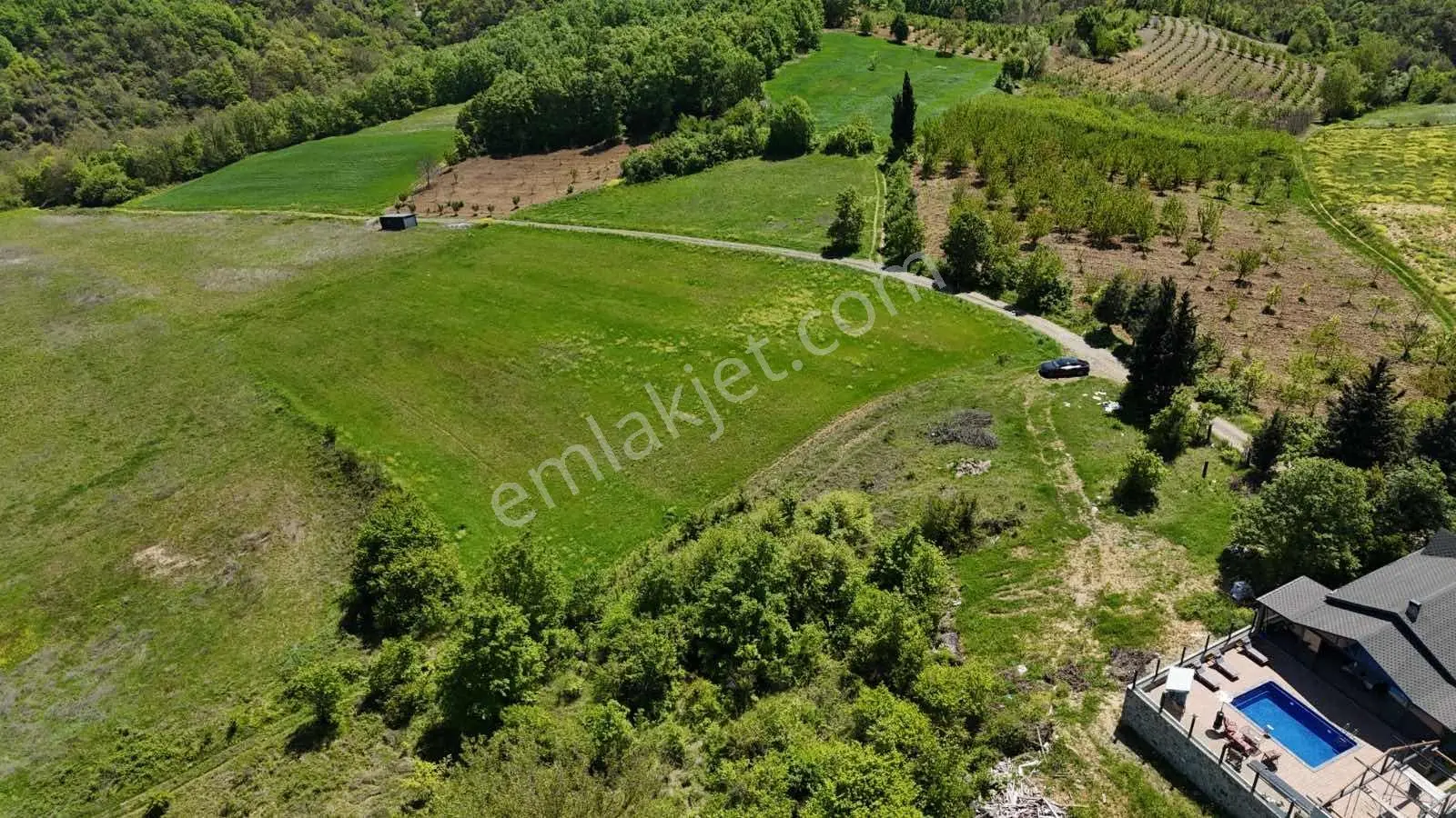Rw Nova'dan Yola Cephe Tatlı Eğimli 7443 M2 Satılık Arazi — fotoğraf 2