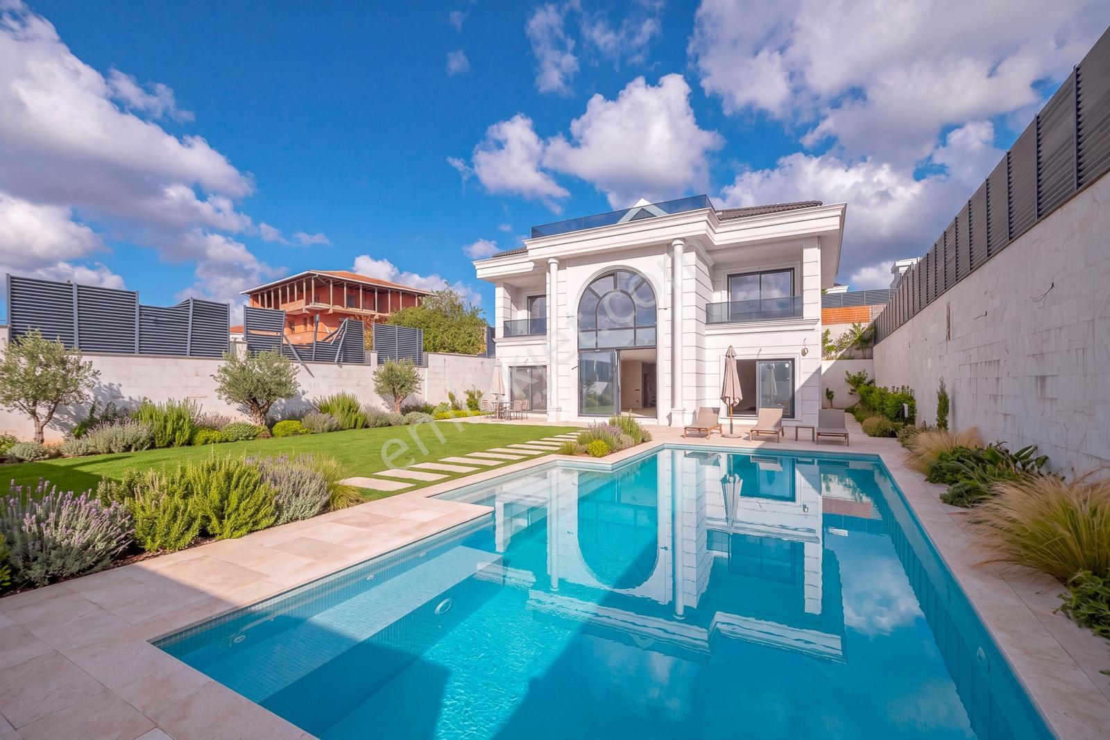 Arnavutköy'de Tam Müstakil 600 M² 6+1 Satılık Lüks Villa