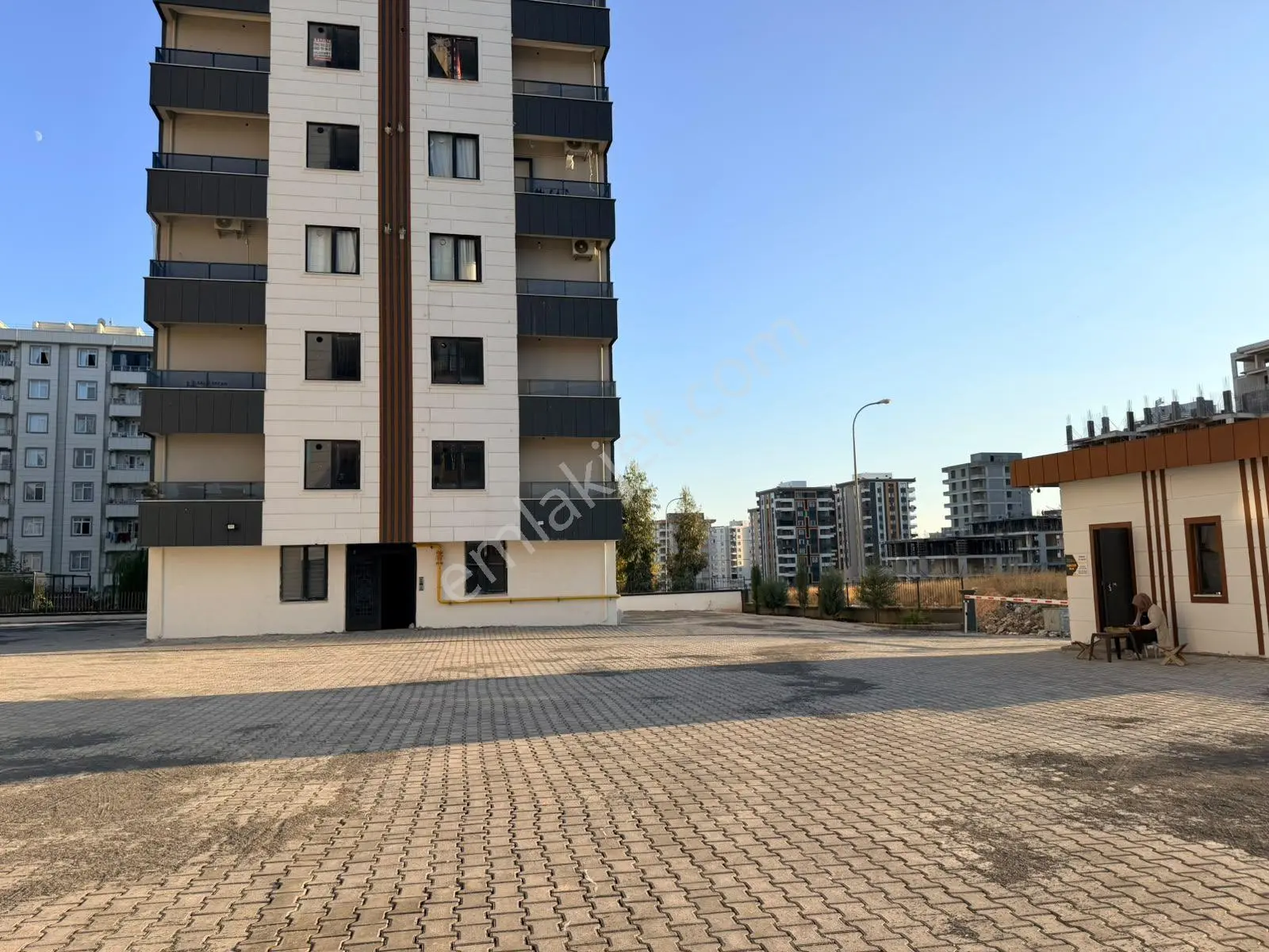 Akev Gayrimenkul'den Mehmetçik 3 Bloklu Sitede Sıfır 1+1 Daire — fotoğraf 2