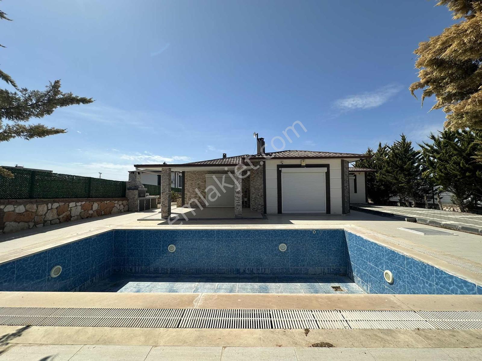 Didimde 700M2 Arsa İçinde 3+1 Ayrı Mutfak Havuzlu Villa