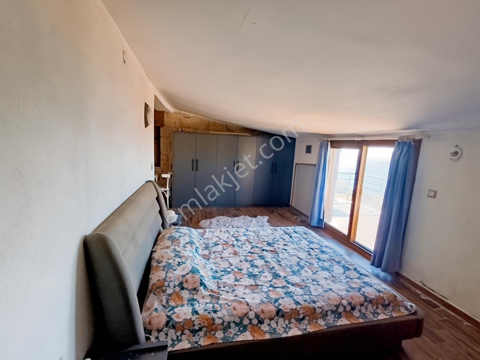Çandarlı Bimeyko Da Deniz Manzaralı Havuzlu Taş Villa Satılık — fotoğraf 15