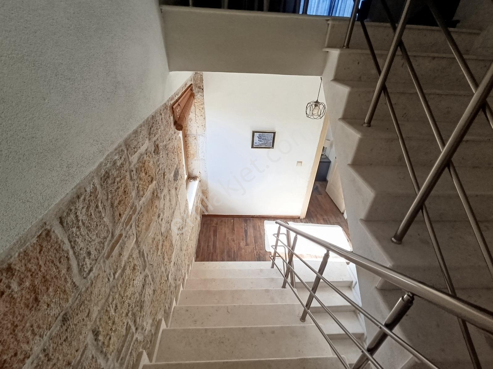 Çandarlı Bimeyko Da Deniz Manzaralı Havuzlu Taş Villa Satılık — fotoğraf 22