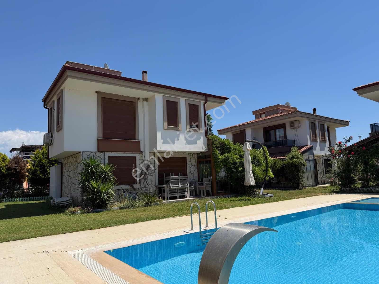 Seferihisar Cumhuriyet Mahallesinde Havuzlu 3+1 Villa
