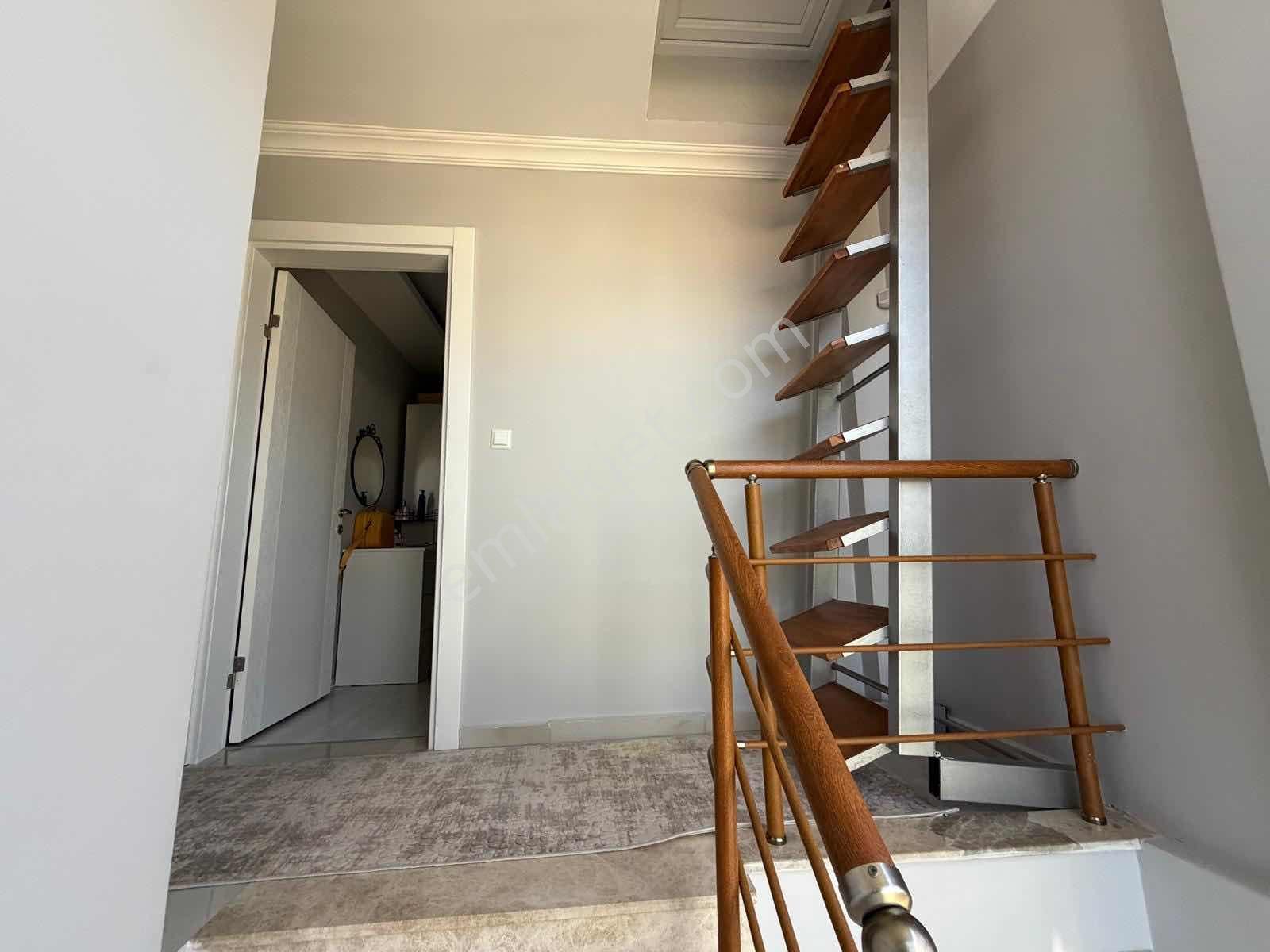 Seferihisar Cumhuriyet Mahallesinde Havuzlu 3+1 Villa — fotoğraf 4