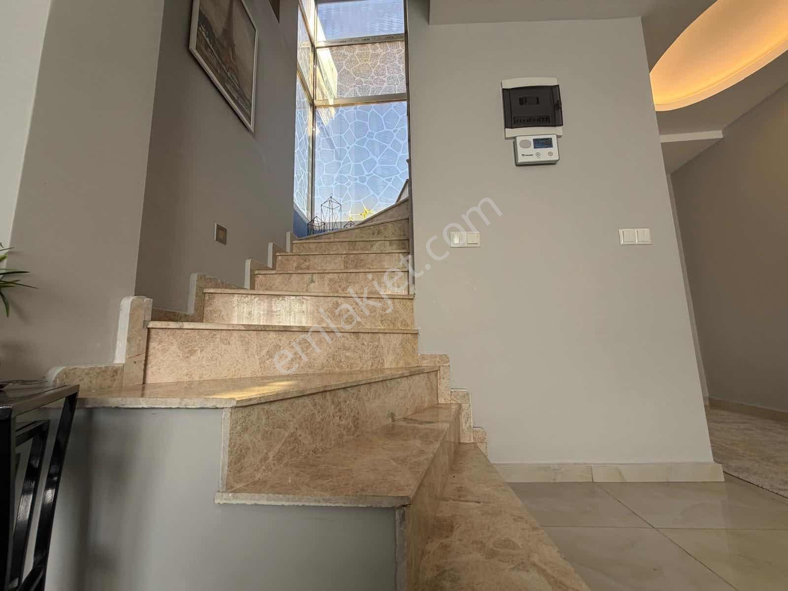 Seferihisar Cumhuriyet Mahallesinde Havuzlu 3+1 Villa — fotoğraf 14