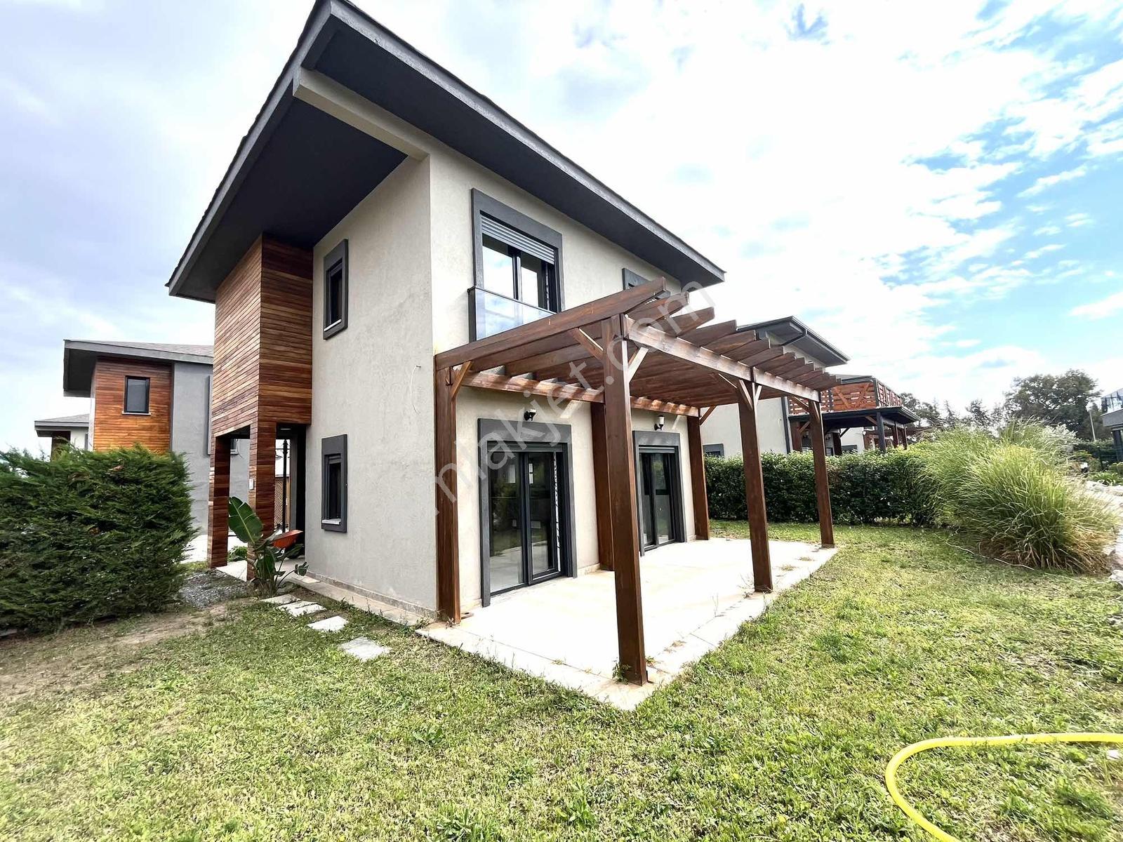 Cumhuriyet Te Tek Müstakil Bahçeli 3+1 Villa