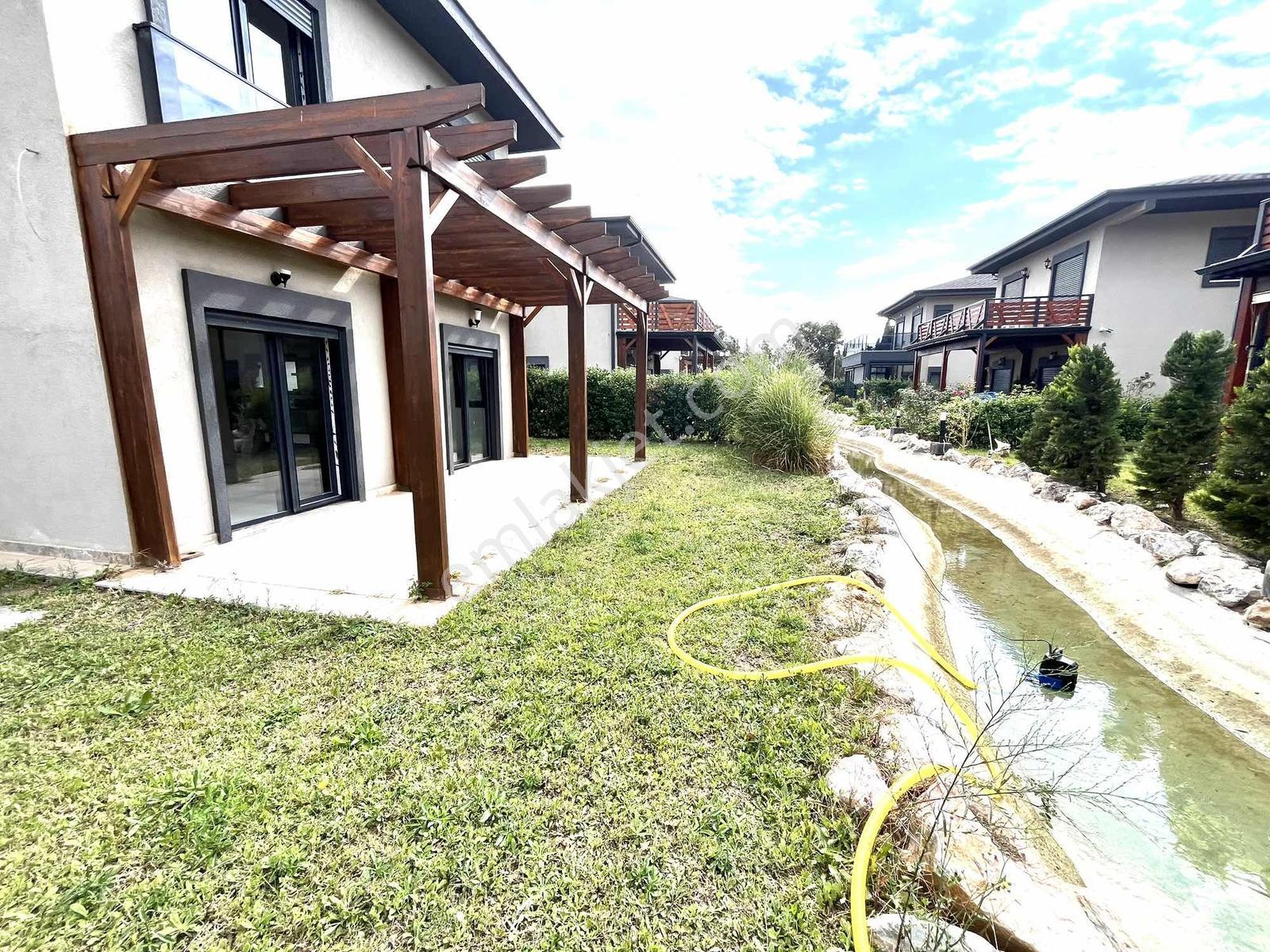 Cumhuriyet Te Tek Müstakil Bahçeli 3+1 Villa — fotoğraf 2