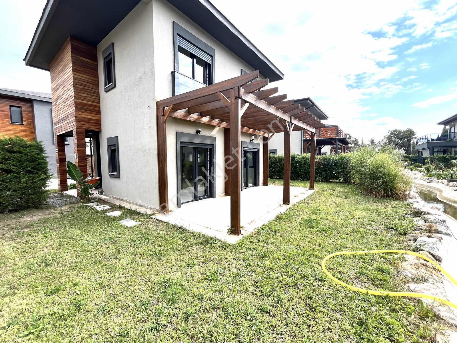 Cumhuriyet Te Tek Müstakil Bahçeli 3+1 Villa — fotoğraf 3