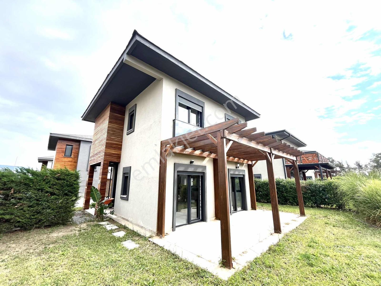 Cumhuriyet Te Tek Müstakil Bahçeli 3+1 Villa — fotoğraf 4