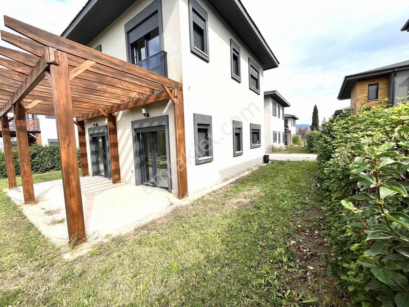 Cumhuriyet Te Tek Müstakil Bahçeli 3+1 Villa — fotoğraf 5