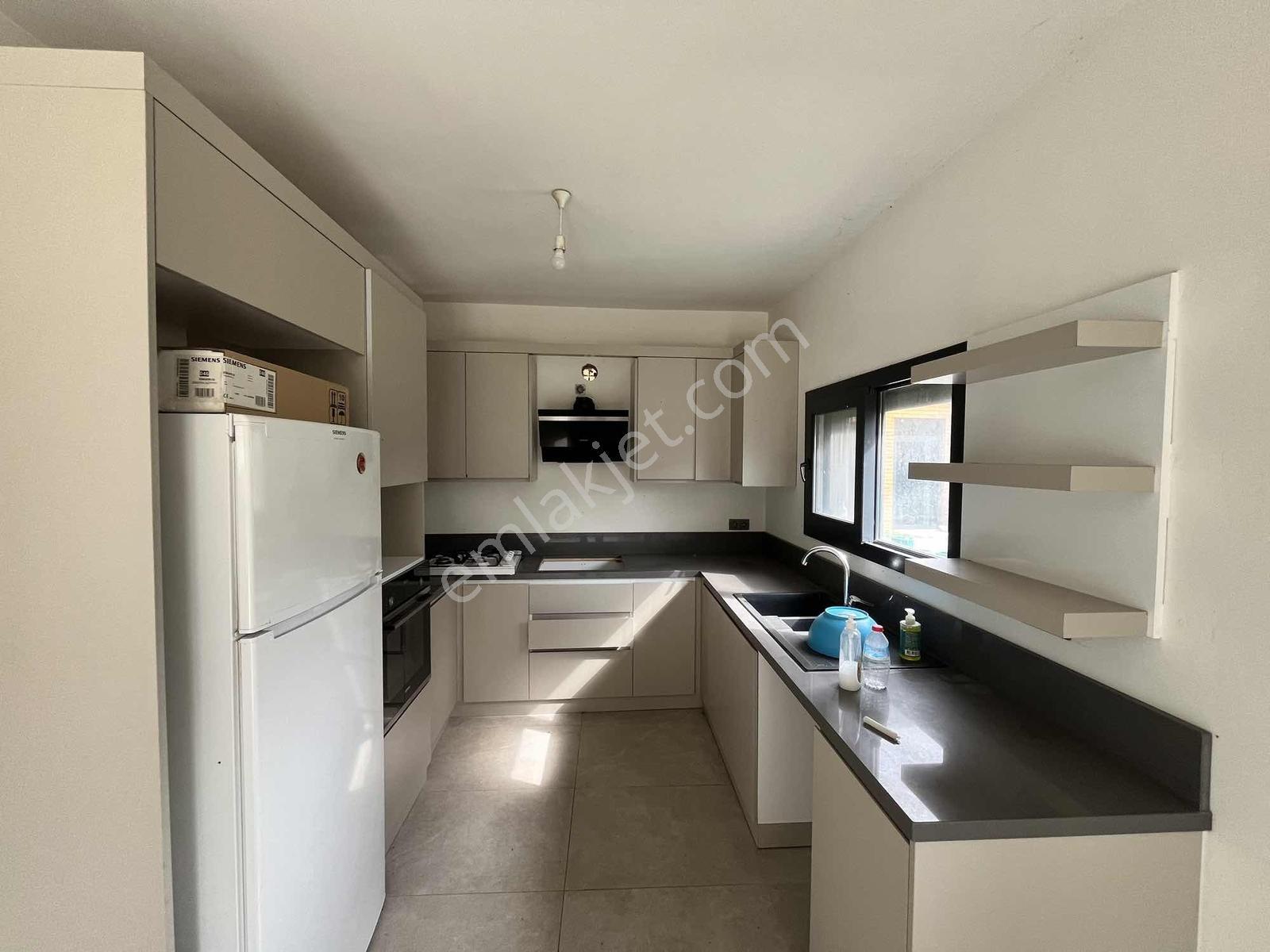Cumhuriyet Te Tek Müstakil Bahçeli 3+1 Villa — fotoğraf 15