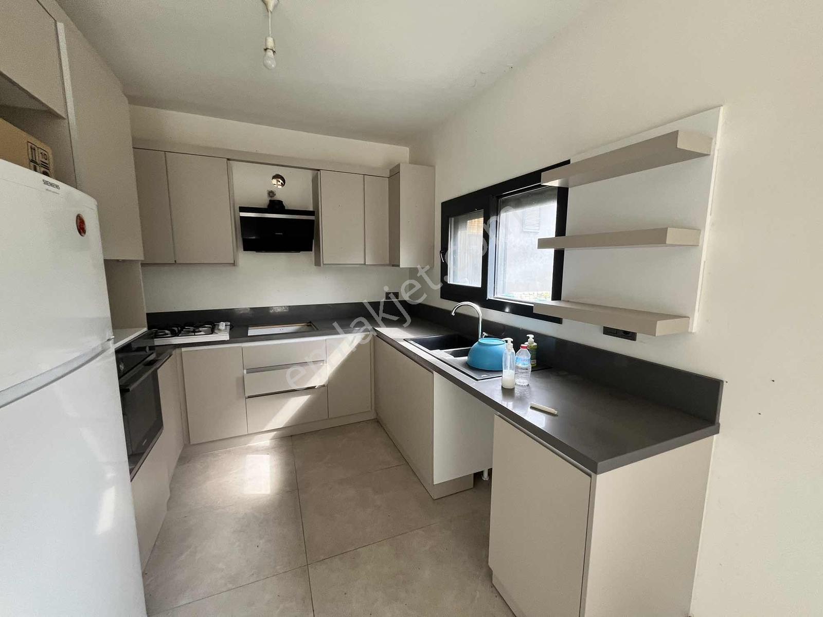 Cumhuriyet Te Tek Müstakil Bahçeli 3+1 Villa — fotoğraf 16