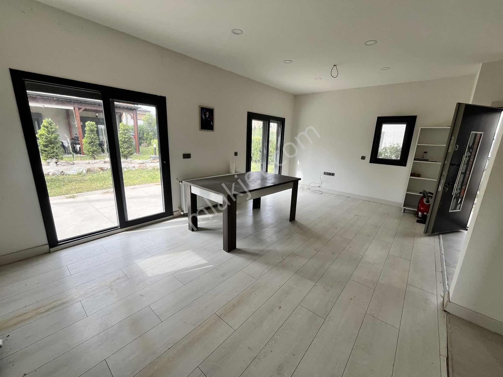 Cumhuriyet Te Tek Müstakil Bahçeli 3+1 Villa — fotoğraf 18