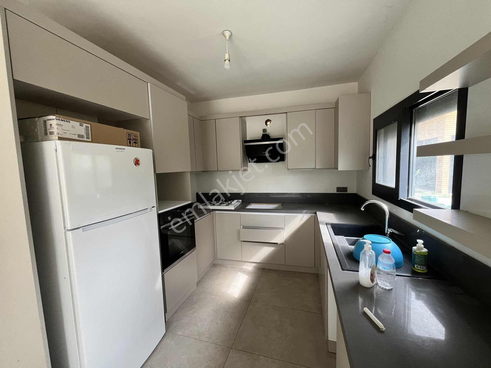 Cumhuriyet Te Tek Müstakil Bahçeli 3+1 Villa — fotoğraf 19