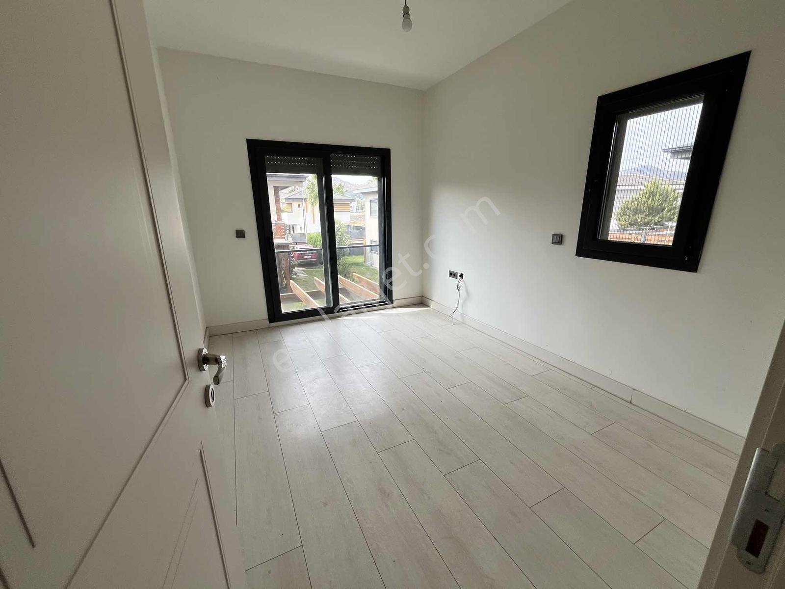 Cumhuriyet Te Tek Müstakil Bahçeli 3+1 Villa — fotoğraf 23
