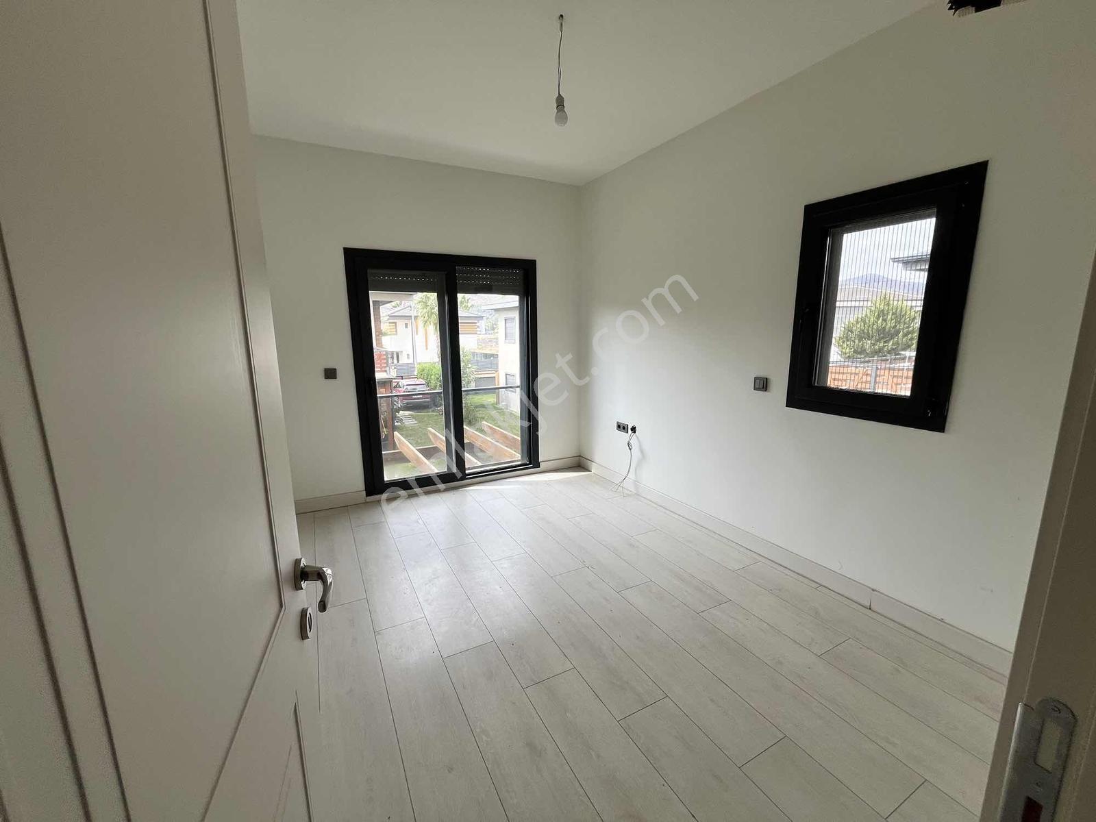 Cumhuriyet Te Tek Müstakil Bahçeli 3+1 Villa — fotoğraf 24