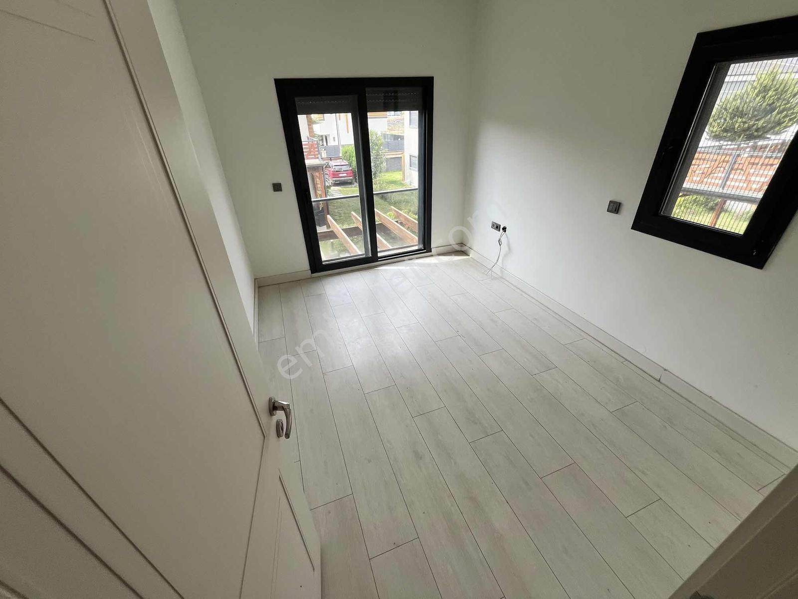 Cumhuriyet Te Tek Müstakil Bahçeli 3+1 Villa — fotoğraf 28