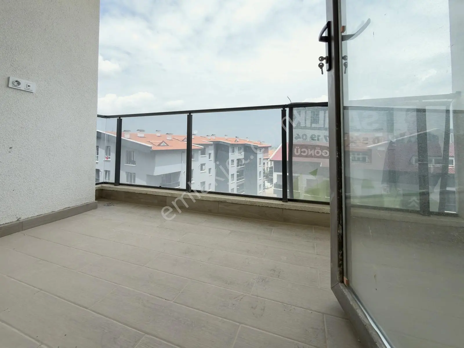 İncek Site İçinde Manzaralı Geniş Balkonlu Satılık 1+1 Daire — fotoğraf 2