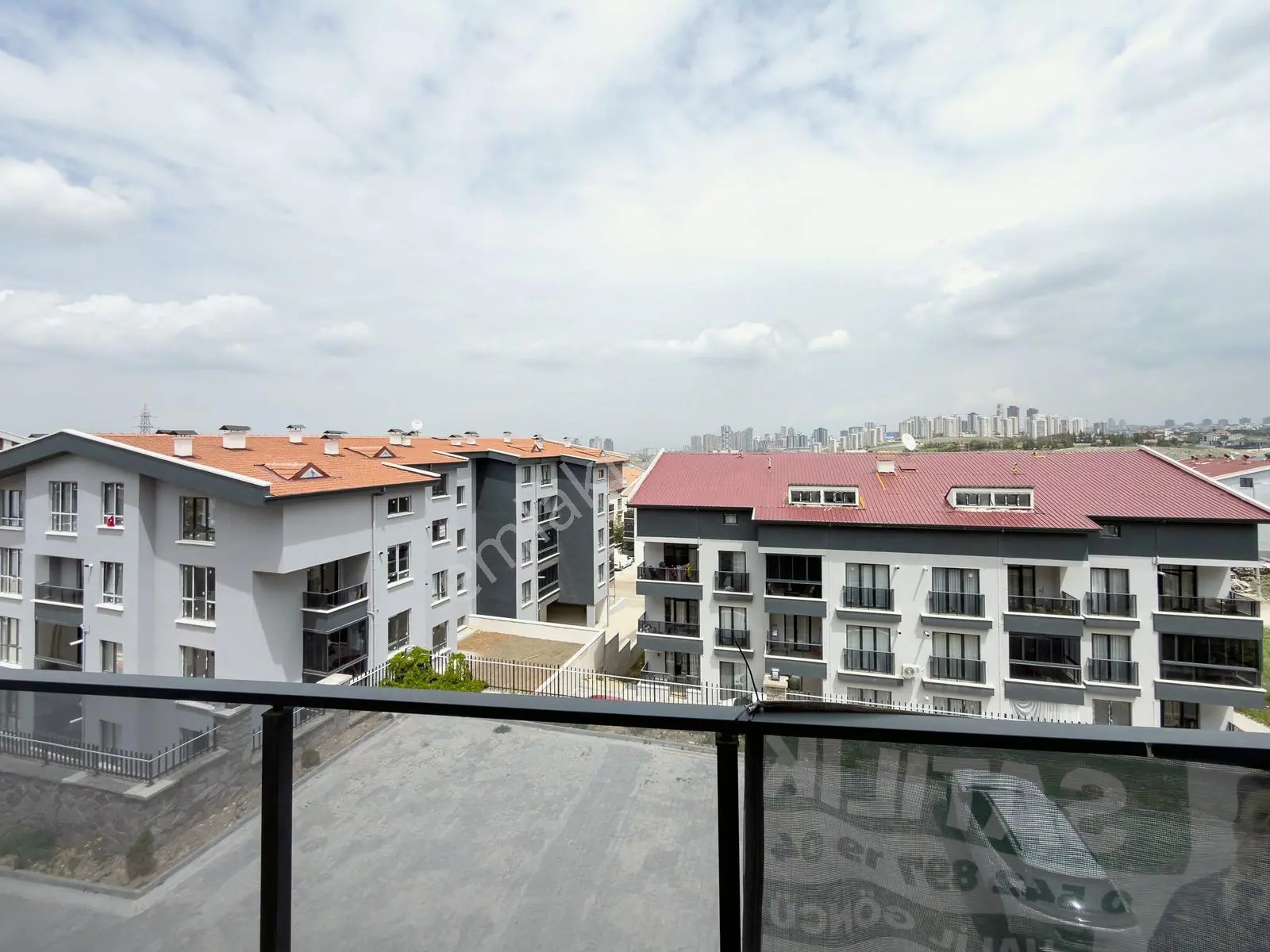 İncek Site İçinde Manzaralı Geniş Balkonlu Satılık 1+1 Daire — fotoğraf 3