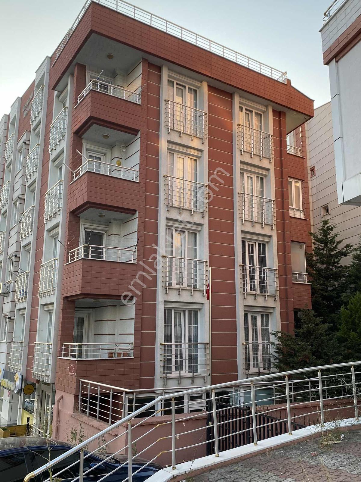 Gebze Tatlıkuyuda Özel Yapılmış 2+1 Arakat Satılık Daire