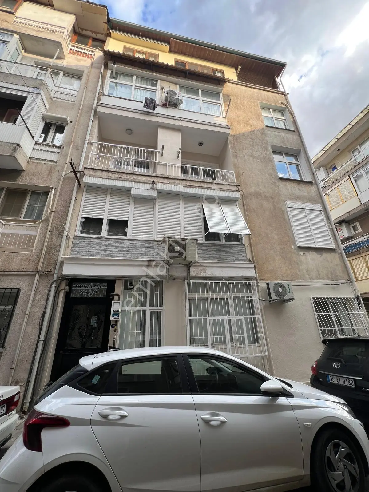 17 Alaybeyde Sahile Komşu, Merkezi Konumda 2+1 Ara Kat Daire