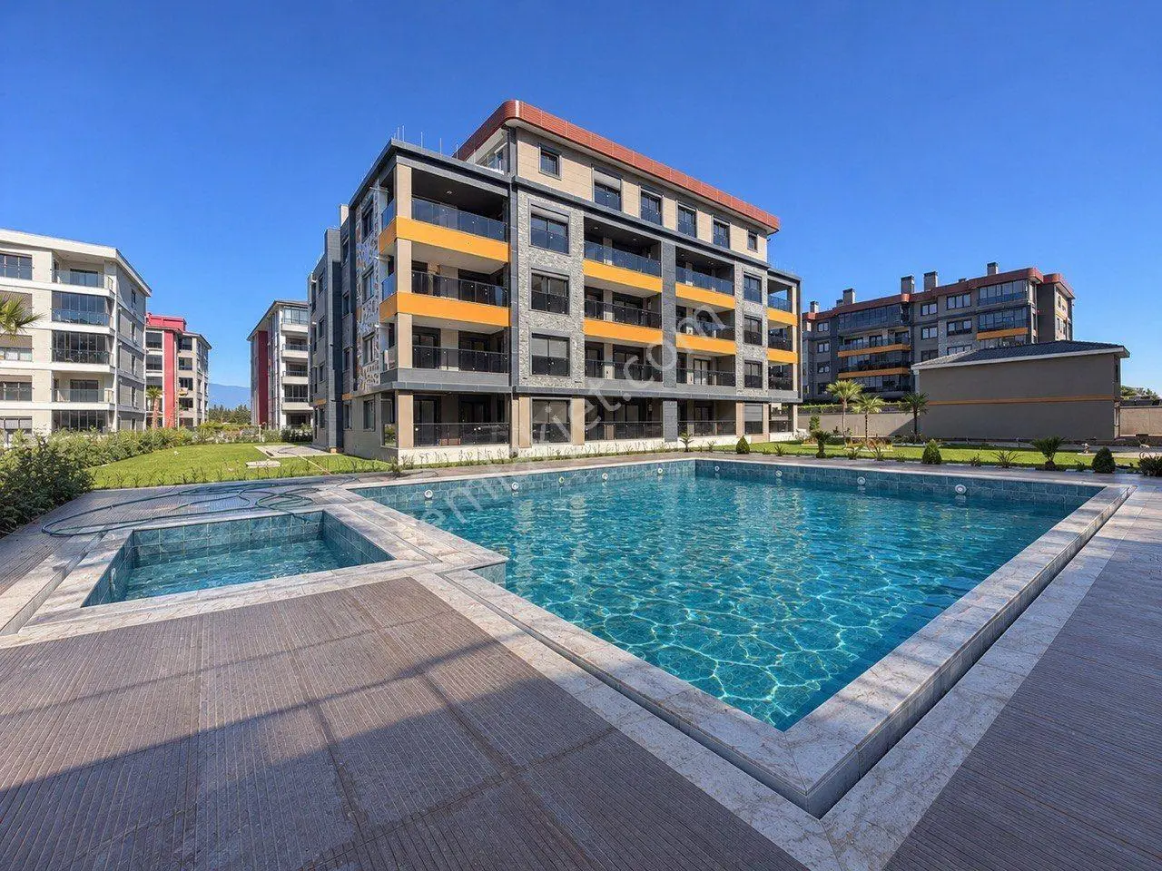 Uytundan Örende Havuzlu Ultralüks Sitede 2+1 Akıllı Daire — fotoğraf 2
