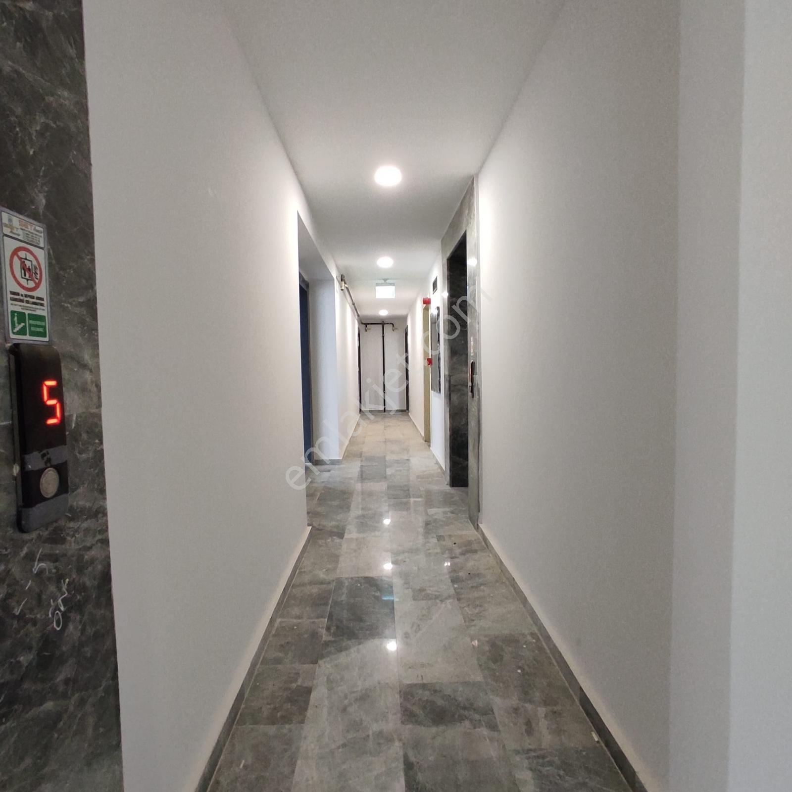 Bayraklı ,adalet Mahallesi'nde Satılık 1+1 Sıfır Daire — fotoğraf 7