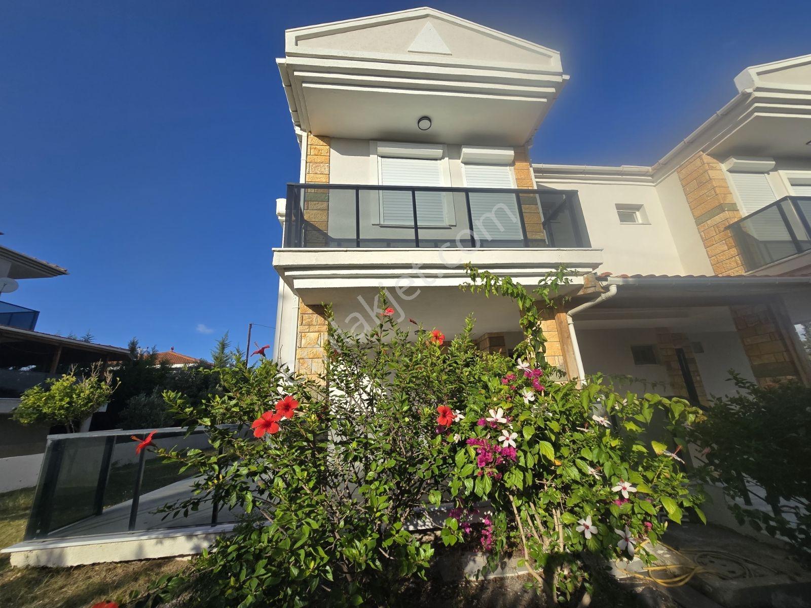 Çeşme Dalyan Sakızlıkoy Da Deniz Manzaralı Satılık 3+1 Villa
